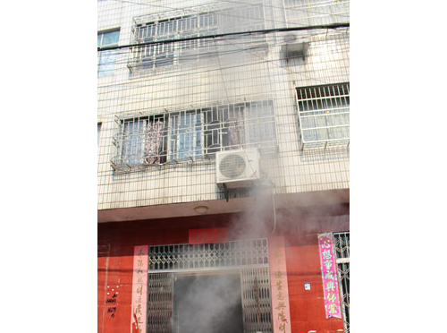 九江瑞昌：民房二楼卧室突发火灾 室内浓烟滚滚