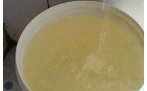 湖口城山集镇自来水常现浑浊，有时漂浮油状物