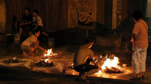 九江城区“七月半”乌烟瘴气 市民的不文明行为到底有没有人管了？