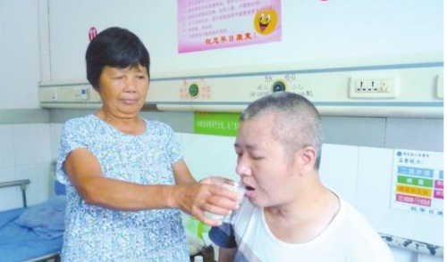 九江一男子被撞颅骨骨折 老母种地挣医疗费