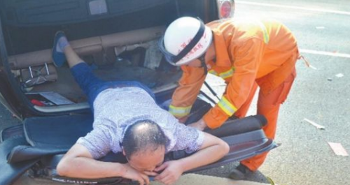 轿车侧翻司机被困 消防官兵成功施救
