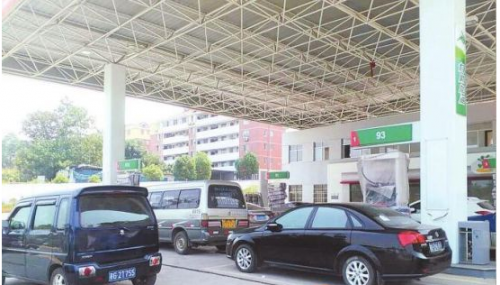 业主私家车停靠小区外被砸