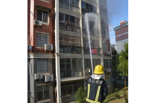 居民阳台晾晒棉被起火危及客厅 九江消防及时扑灭