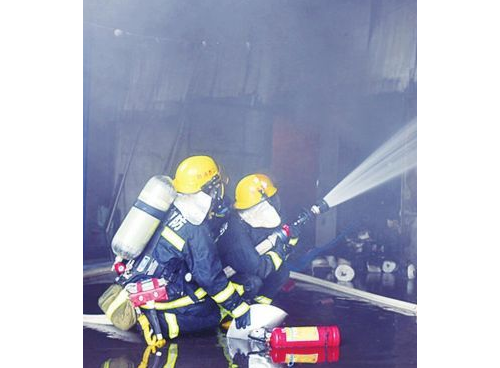 一物资仓库着火现场浓烟滚滚 消防官兵半小时成功扑救