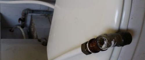 宠物狗被锁六楼家中咬破水管 楼下成“水帘洞”损失惨重