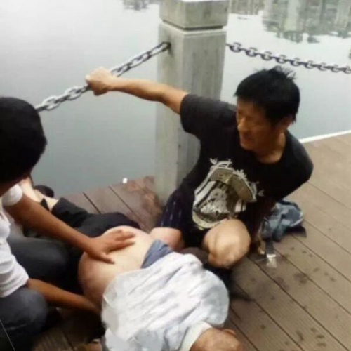 武宁一老人掉入湖中 五名园林工人联手施救