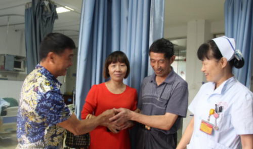 德安县人民医院保洁员收拾床铺捡现金 拾金不昧全奉还