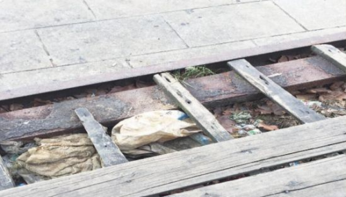 南湖景观台道路破损 市民急盼维修