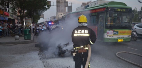 永修:天气干燥摩托车路上自燃 瞬间烧得只剩车架