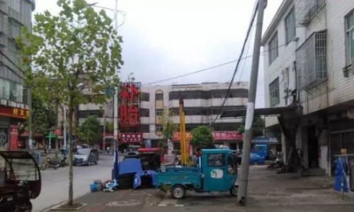 网友反映湖口一水泥杆从底部断裂存安全隐患