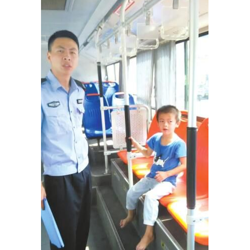 九江：公交司机“捡”个沉默小男孩