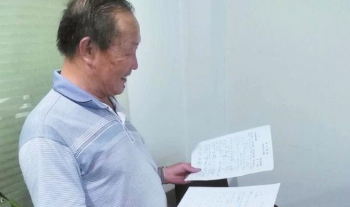 7旬老人为家乡写一首“赞歌”