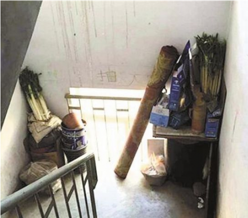 楼道堆满杂物，成了储藏室