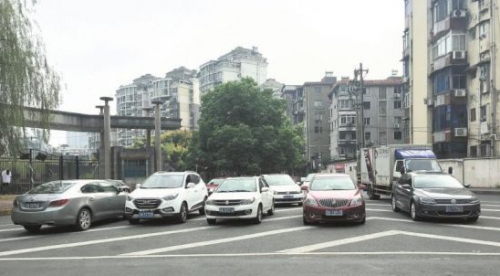 小区车位少 导流线成“免费停车场”