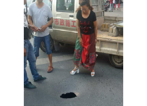 九江浔阳路一辅道现坑洞 市政人员深挖后直径达2米