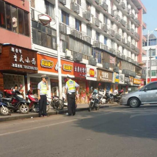 市民反映九江步行街路面有洞 市政人员立刻赶到现场查看维修