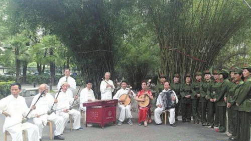 人民路街道大树下社区居民自编自导节目庆佳节