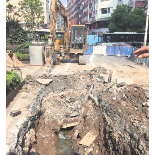 八角石附近发生1.6米深地陷