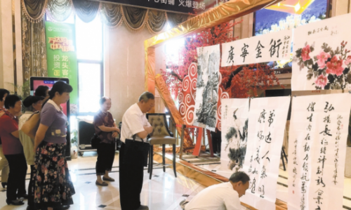 老年书法协会办书画展纪念红军长征胜利80周年