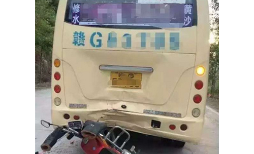 九江修水老鸦山路段摩托车与客运班车相撞 1人受伤