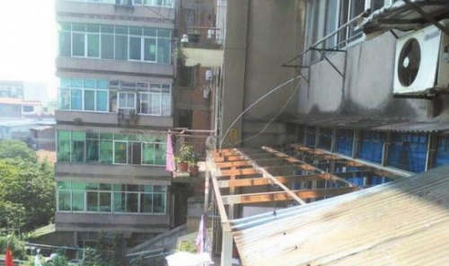 二楼住户在平台搭阳光房引三楼住户不满