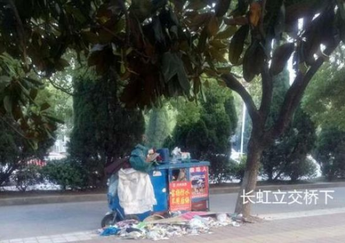 长虹大道两辆三轮车占道停放数月垃圾“缠身” 回应称精神病患者所为