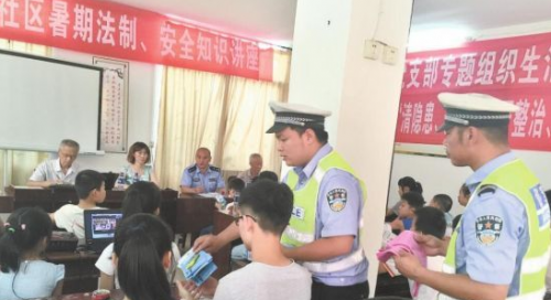 瑞昌公安交警在行动—— 制作特别节目“直播”闯红灯
