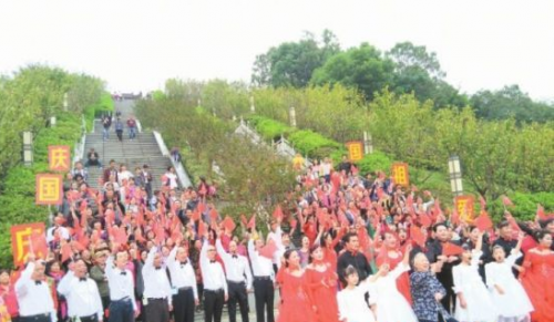 九江南山公园 “快闪”联唱祝福祖国