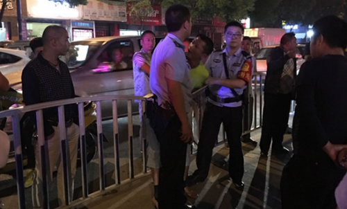九江：摩托车司机醉酒后在市区闹事 被民警控制