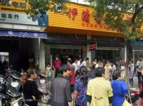都昌一店主白天遭人砍伤 警方正在追捕嫌疑人