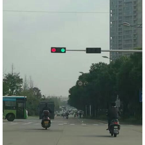 浔南大道一路口红绿灯同时亮 驾驶员懵了走或不走成难题