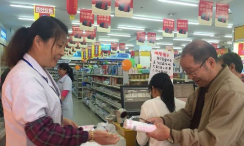 九江开心人大药房关爱浔城老人 赠长寿面献敬老情