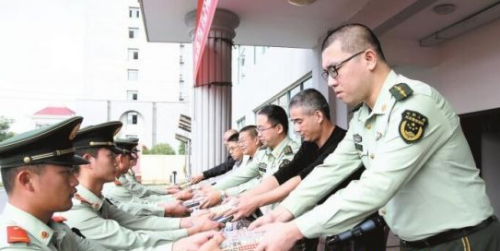 九江市图书馆送书进警营