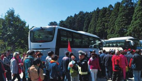 万名老人登庐山 交警服务真贴心