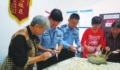 民警与社区志愿者为空巢老人包饺子
