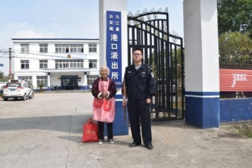 好心群众路边发现走失老人 热心民警四处走访帮助老人找到家