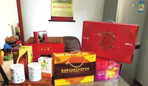 九江：老人沉迷保健品引发“家庭战争”