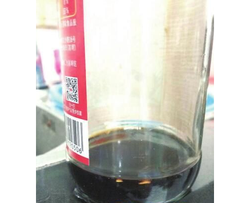 海天酱油里竟有蛆“游泳”