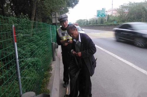 九江：盲人误入高速公路逆向行走 高速交警实施救助