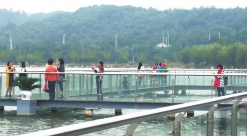 八里湖水上玻璃栈道 旅游休闲好去处