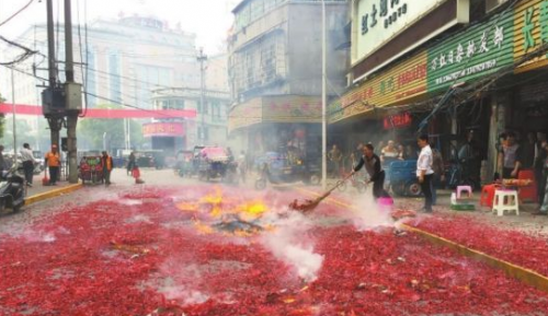 马路中央打响“开门红” 喜了商户伤了环境