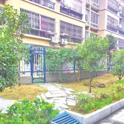 江南府第小区私建成风 一楼业主“圈地”忙
