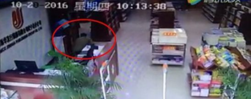 武宁一男子逛书店佯装“看书” 监控拍下其偷包过程仅10秒