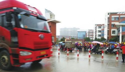 后八轮“目中无人”校门口穿梭 家长为娃娃的安全捏把汗