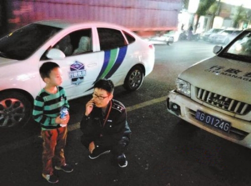 男童夜间“迷途” 城管为他找到家人