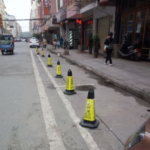 湖口土管小区附近停车位私设路障 居民出行不便