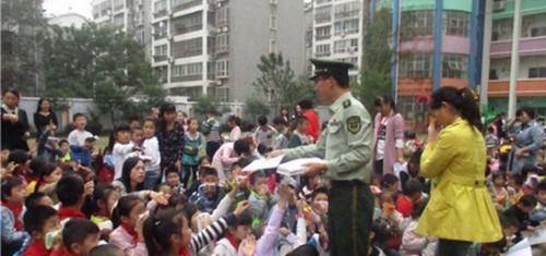 消防官兵进学校传授“防火经” 营造安全校园环境