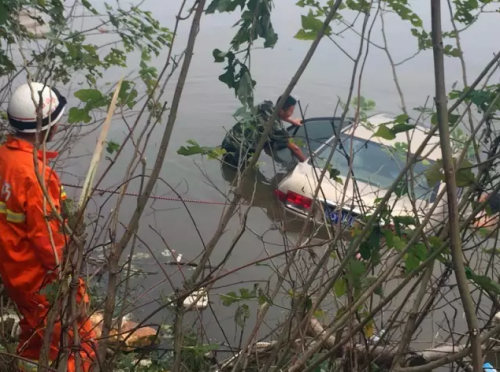 九江一轿车冲进白水湖 司机溺水死亡