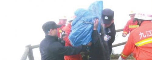 妙龄女欲跳崖轻生消防官兵冒险救人