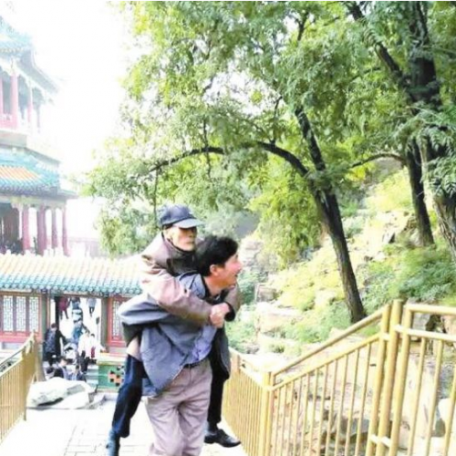 九江：6旬男子背着9旬继父去旅行